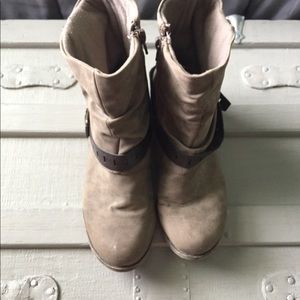 Cute gray boots, with zippers and buckles
